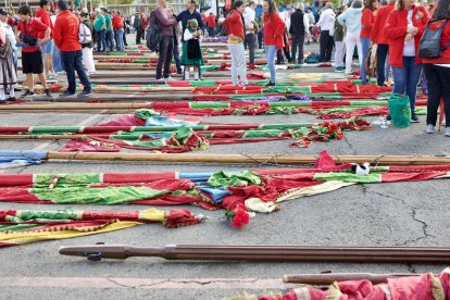 El desfile de pendones concejiles de León reúne a 357 varas en representación de más de 230 pueblos.