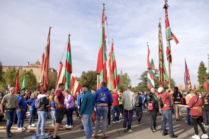 El desfile de pendones concejiles de León reúne a 357 varas en representación de más de 230 pueblos.