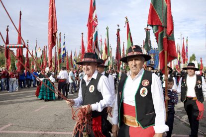 El desfile de pendones concejiles de León reúne a 357 varas en representación de más de 230 pueblos.