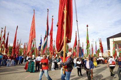 El desfile de pendones concejiles de León reúne a 357 varas en representación de más de 230 pueblos.