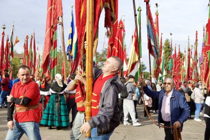 El desfile de pendones concejiles de León reúne a 357 varas en representación de más de 230 pueblos.