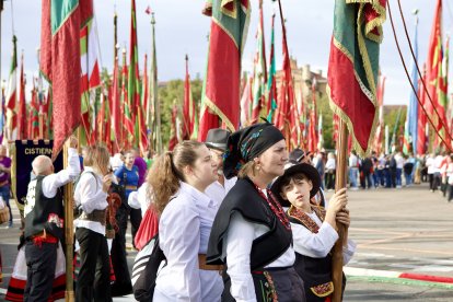 El desfile de pendones concejiles de León reúne a 357 varas en representación de más de 230 pueblos.