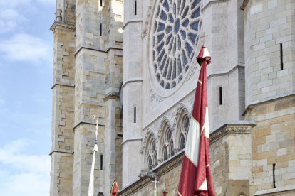 El desfile de pendones concejiles de León reúne a 357 varas en representación de más de 230 pueblos.