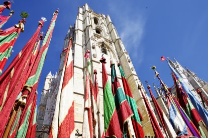 El desfile de pendones concejiles de León reúne a 357 varas en representación de más de 230 pueblos.