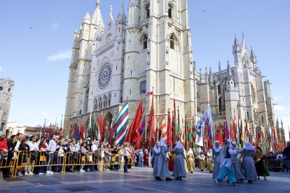 El desfile de pendones concejiles de León reúne a 357 varas en representación de más de 230 pueblos.