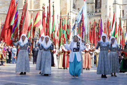 El desfile de pendones concejiles de León reúne a 357 varas en representación de más de 230 pueblos.