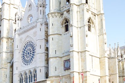 El desfile de pendones concejiles de León reúne a 357 varas en representación de más de 230 pueblos.