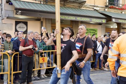 El desfile de pendones concejiles de León reúne a 357 varas en representación de más de 230 pueblos.