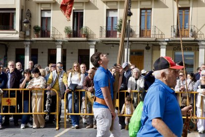 El desfile de pendones concejiles de León reúne a 357 varas en representación de más de 230 pueblos.