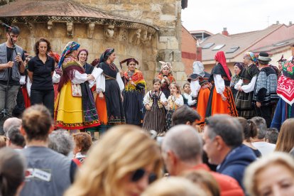 Concurso y desfile de carros engalanados en San Froilán.