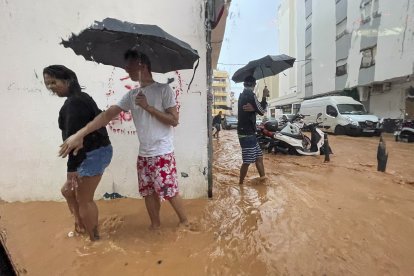 Vista general de las calles anegadas en Ibiza debido a las intensas lluvias.