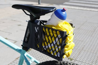 El prototipo diseñado por Óscar Mayo se adapta a cualquier bicicleta y permite el transporte de objetos ligeros sin molestias.