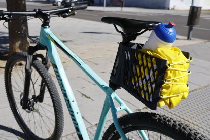 El prototipo diseñado por Óscar Mayo se adapta a cualquier bicicleta y permite el transporte de objetos ligeros sin molestias.