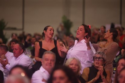 La gente disfrutó de lo lindo con el espectáculo y los premios.