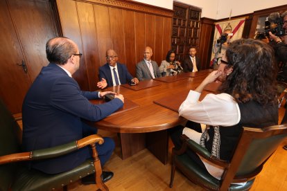 Recepción en el despacho de la alcaldía de Ponferrada con la delegación del primer ministro y resto del elenco gobernativo de Cabo Verde.