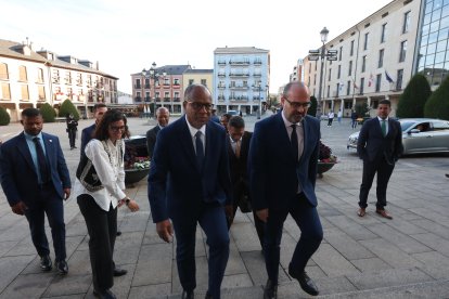 Llegada del primer ministro de Cabo Verde a la plaza del Ayuntamiento, recibido por el alcalde de Ponferrada.