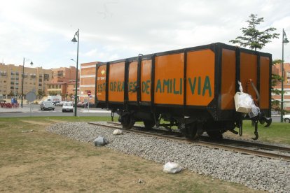 Los concejales de UPL pintaron el vagón y animaron a tirar la basura dentro en mayo de 2003.