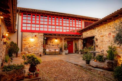 El patio interior de Via Avis conserva el alma de las casonas maragatas, con materiales nobles, vegetación cuidada y una galería que añade carácter y calidez.