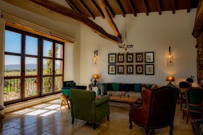 El salón principal de Via Avis combina amplitud, luz natural y diseño tradicional con vistas al entorno natural de Santa Catalina de Somoza.