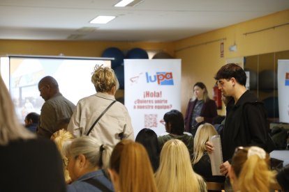 Personas asistentes a la Casa de Cultura de Villaobispo para el proceso selectivo de la firma. 