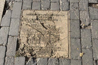 Mal estado de la plaza de San Marcos en León.