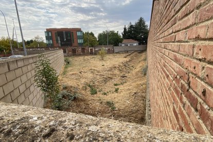 Vista de la parcela que vende la Diputación junto a La Granja