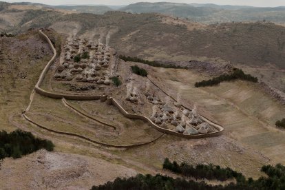 Recreación digital del poblado vadiniense de La Peña del Castro, en La Ercina. Se contempla la fortificación, las viviendas y la vida cotidiana, con pastores, recolectores y los vecinos en el interior del poblado prerromano.