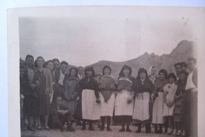 Foto histórica de las pandereteras de Casares de Arbas.