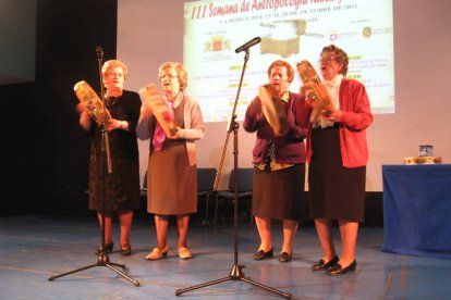 Actuación de cuatro de las pandereteras en La Robla en 2012.