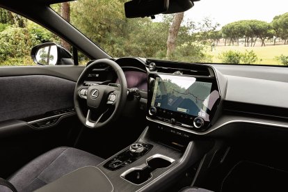 Toyota lanza un órdago al segmento SUV compacto con el actualizado Corolla Cross: parrilla frontal rediseñada, nuevas ópticas y paragolpes, a la vez que propone un interior más confortable y moderno.