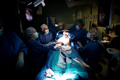Un momento de la intervención quirúrgica pionera.