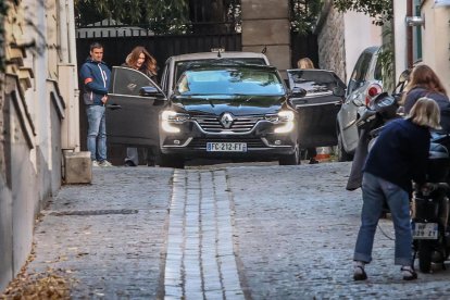 <p>Carla Bruni, esposa del expresidente Nicolas Sarkozy, deja su casa en Paris. EFE/EPA/SADAK SOUICI</p>