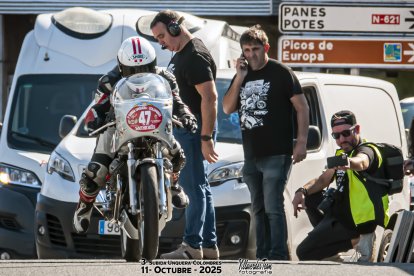 Juan Vicente Rubio sobre su Moto Guzzi.