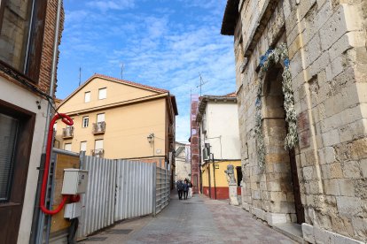 La casa del cura se sitúa frente a la iglesia del Mercado.
