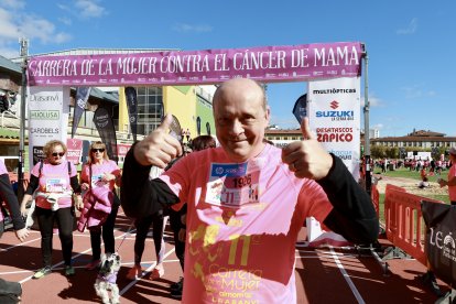 Uno de los hombres que se sumó a la XI Carrera de la Mujer en León.