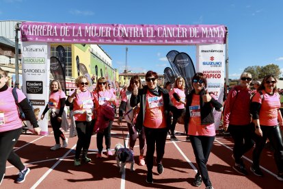 Un día soleado animó la participación en la carrera solidaria y reivindicativa.