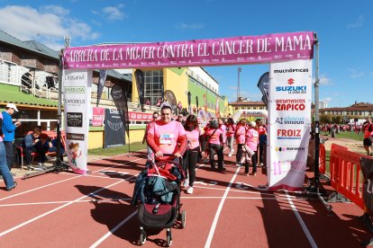 Tirando del carrito y de la lucha contra el cáncer de mama.