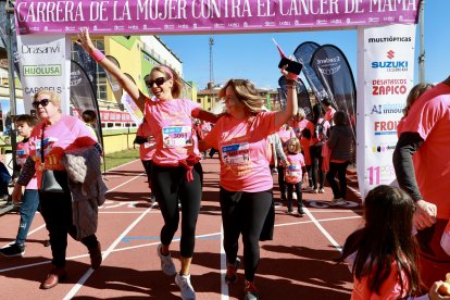 Noelia Valdueza y Natichu Alvarado celebran su llegada.