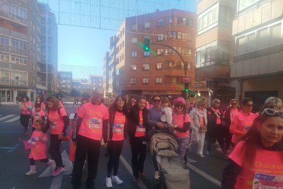 El director general de Wacker en León, Jörg Lindemann, con personal de la empresa en la carrera.