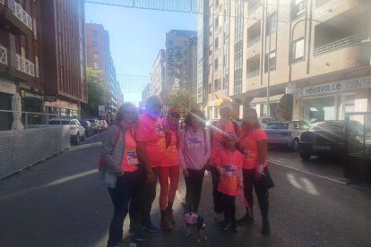 Vanesa de Prado, recién dada de alta de la enfermedad, con Gelín, superviviente de cáncer de mama y socio de Almon, y el grupo de apoyo en la carrera y en la vida.