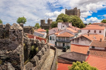 La ciudadela de Bragança es uno de los conjuntos fortificados mejor conservados de Portugal, rodeada por casas blancas y calles de piedra que mantienen viva su herencia medieval.
