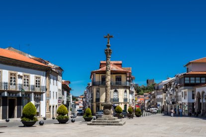 La Praça da Sé, uno de los espacios más transitados de Bragança, mezcla arquitectura civil, comercio local y referencias históricas como el pelourinho (picota) manuelino.