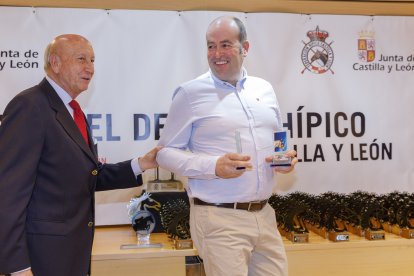 Juan Carretero, Coronel de Caballería y amantes de los caballos.