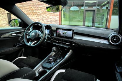 La evolución del habitáculo se traduce en materiales de mayor calidad, nuevas combinaciones de colores y acabados, y también nuevos asientos «canelloni» (tejido acanalado)