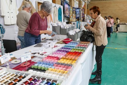 Encuentro de bolilleras en Navatejera.