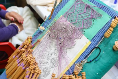 Encuentro de bolilleras en Navatejera.