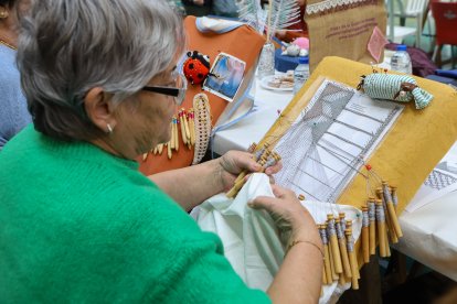 Encuentro de bolilleras en Navatejera.