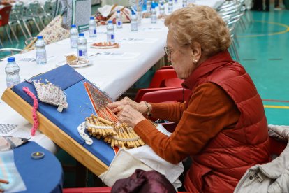Encuentro de bolilleras en Navatejera.