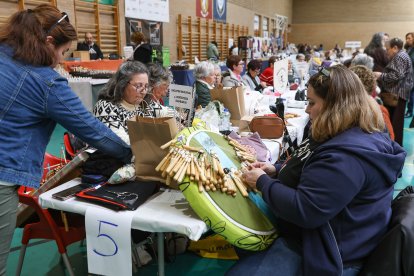 Encuentro de bolilleras en Navatejera.