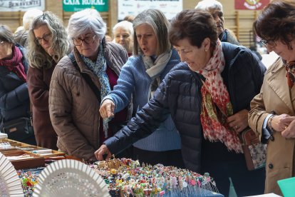 Encuentro de bolilleras en Navatejera.